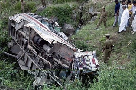 Peruda avtobus dərəyə aşdı: 48 nəfər öldü