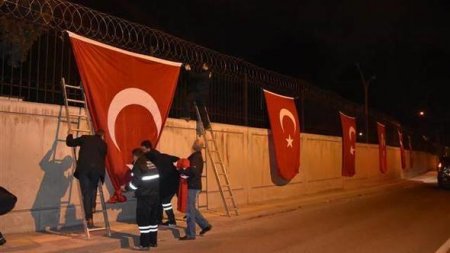 NATO komandanı türk bayrağını endirmək istədi
