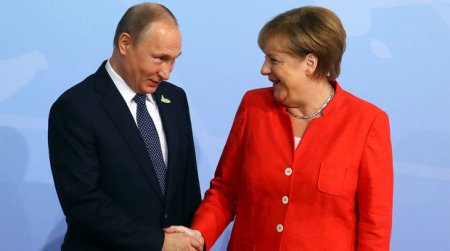 Putin və Merkel arasında qeyri-adi hədiyyə mübadiləsi