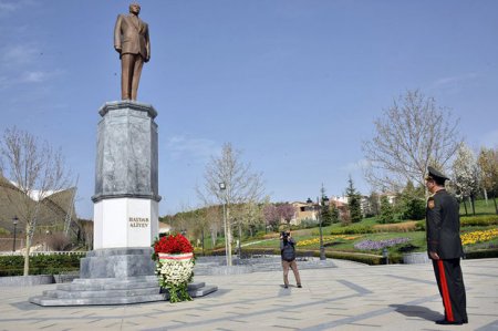 Müdafiə naziri Ankarada Heydər Əliyev Parkını ziyarət edib