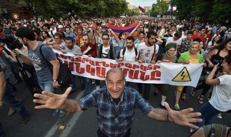 Ermənistanda etirazlar Gümrüyə çatdı