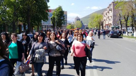 Ermənistanda qızıl mədəni və tikiş fabrikinin işçiləri tətil edərək aksiyalara qoşulublar