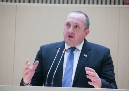 Gürcüstan prezidenti parlamentdə hesabat verib