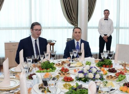 Baş nazir Serbiya prezidenti ilə naharda - FOTO