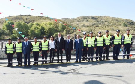 Azərbaycan Respublikasının Prezidenti İlham Əliyev və birinci xanım Mehriban Əliyeva yeni salınan Dəmirçi-Lahıc avtomobil yolunun açılışında