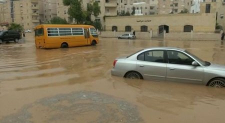 Məktəbli avtobusunu sel apardı - Təbii fəlakət Iordaniyada fəsadlar törətdi