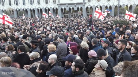 Saakaşvili Tbilisidə aksiya keçirən etirazçıları təslim olmamağa çağırıb