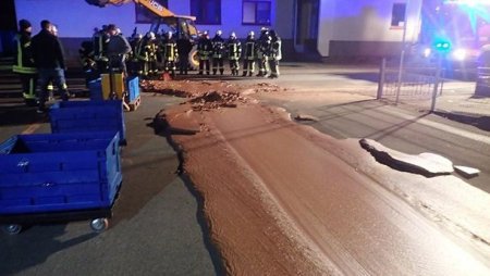 Almaniyada bir ton şokolad yola dağıldı
