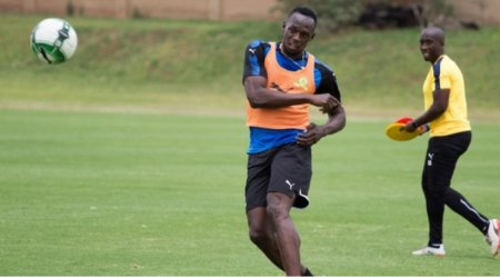 Useyn Bolt yenidən futbolçu karyerasına başlayıb