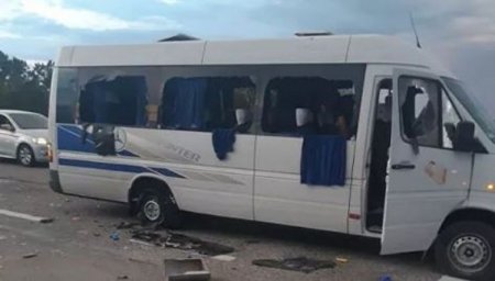 Ukraynada müxalifət partiyasının üzvləri olduğu avtobus atəşə tutulub