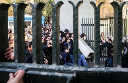 İranda iğtişaşlar zamanı asayiş keşikçiləri öldürülüb
