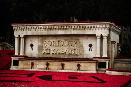 Azərbaycan xalqı 20 Yanvar şəhidlərinin xatirəsini yad edir