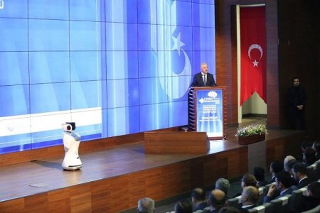 Robot türk nazirə əsəbləşdi: Yavaş danış!
