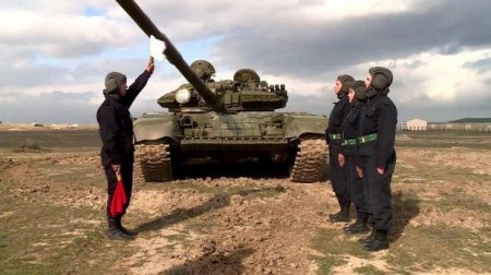 Azərbaycanın hərbçi qızları və T-72 tankı - Foto