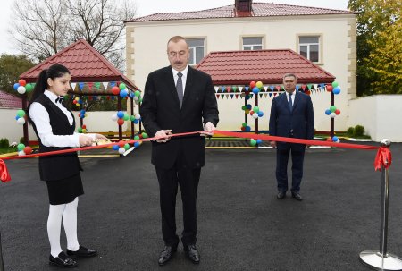 İlham Əliyev Heydər Əliyev Fondunun təşəbbüsü ilə inşa olunmuş 100 yerlik Lerik şəhər 2 saylı körpələr evi-uşaq bağçasının açılışında iştirak edib