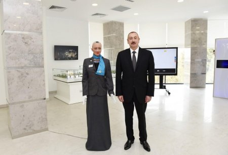 Məşhur robot İlham Əliyevə təqdim olundu - Foto