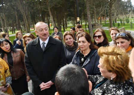 Prezident və birinci xanım Bakı sakinləri ilə görüşüb, selfi çəkdiriblər 