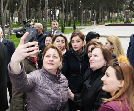 Prezident və birinci xanım Bakı sakinləri ilə görüşüb, selfi çəkdiriblər 