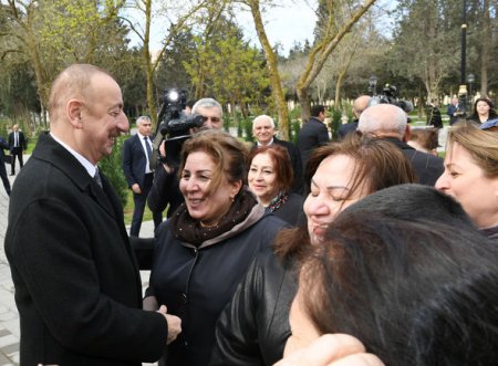 Prezident və birinci xanım Bakı sakinləri ilə görüşüb, selfi çəkdiriblər 