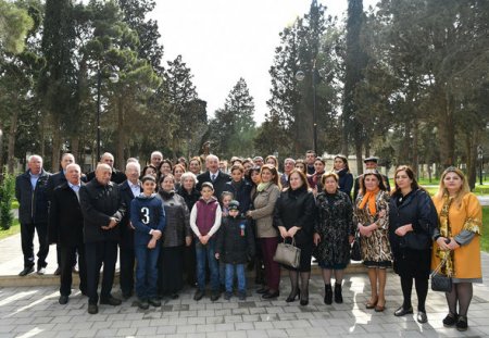 Prezident və birinci xanım Bakı sakinləri ilə görüşüb, selfi çəkdiriblər 