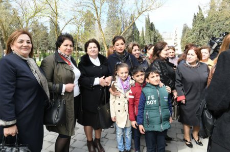 Prezident və birinci xanım Bakı sakinləri ilə görüşüb, selfi çəkdiriblər 