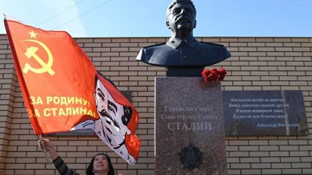 Novosibirskinin Bolşevik küçəsində Stalinin abidəsi ucaldılıb