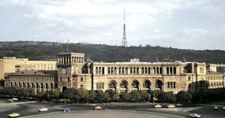 Ermənistanda deputatın keçmiş əri Rusiyaya qaçdı