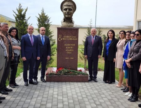 Albert Aqarunovun doğum günü münasibətilə aprelin 25–də Suraxanı Rayon İcra Hakimiyyətinin başçısı və müavinləri 154 nömrəli tam orta məktəbin həyətindəki büstünü ziyarət edib, gül dəstələri düzmüşlər