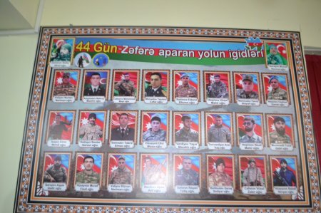 8  saylı məktəbdə məktəbi bitirmiş şəhid və qazi veteranların xatirə lövhəsinin açılışı olub.