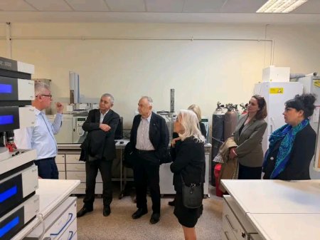 Xəzər Universitetinin nümayəndə heyəti Biotexnologiya Laboratoriyasını ziyarət edib